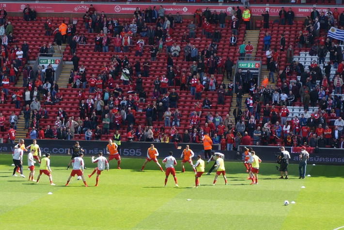 西甲战报：斯威德伯格梅开二度，九人皇马0-2塞尔塔