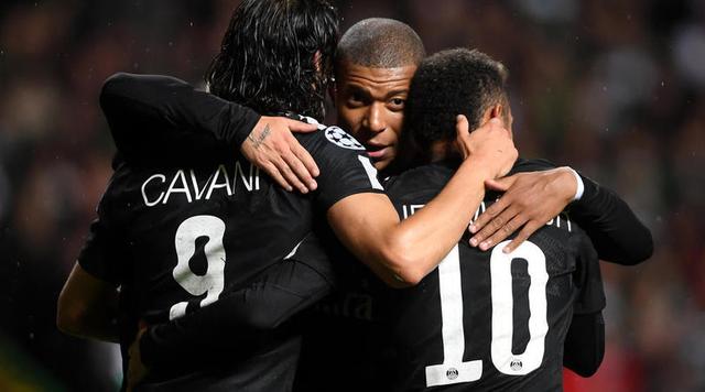 足球国足队内对抗赛出现精彩世界波