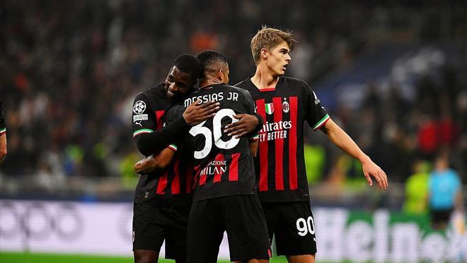 山东泰山今天下午在基地举行球迷开放日，一百多名球迷到场