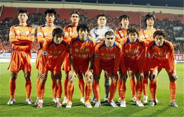 庆祝欧洲杯夺冠，英格兰女足前锋凯莉在伦敦街头跳舞