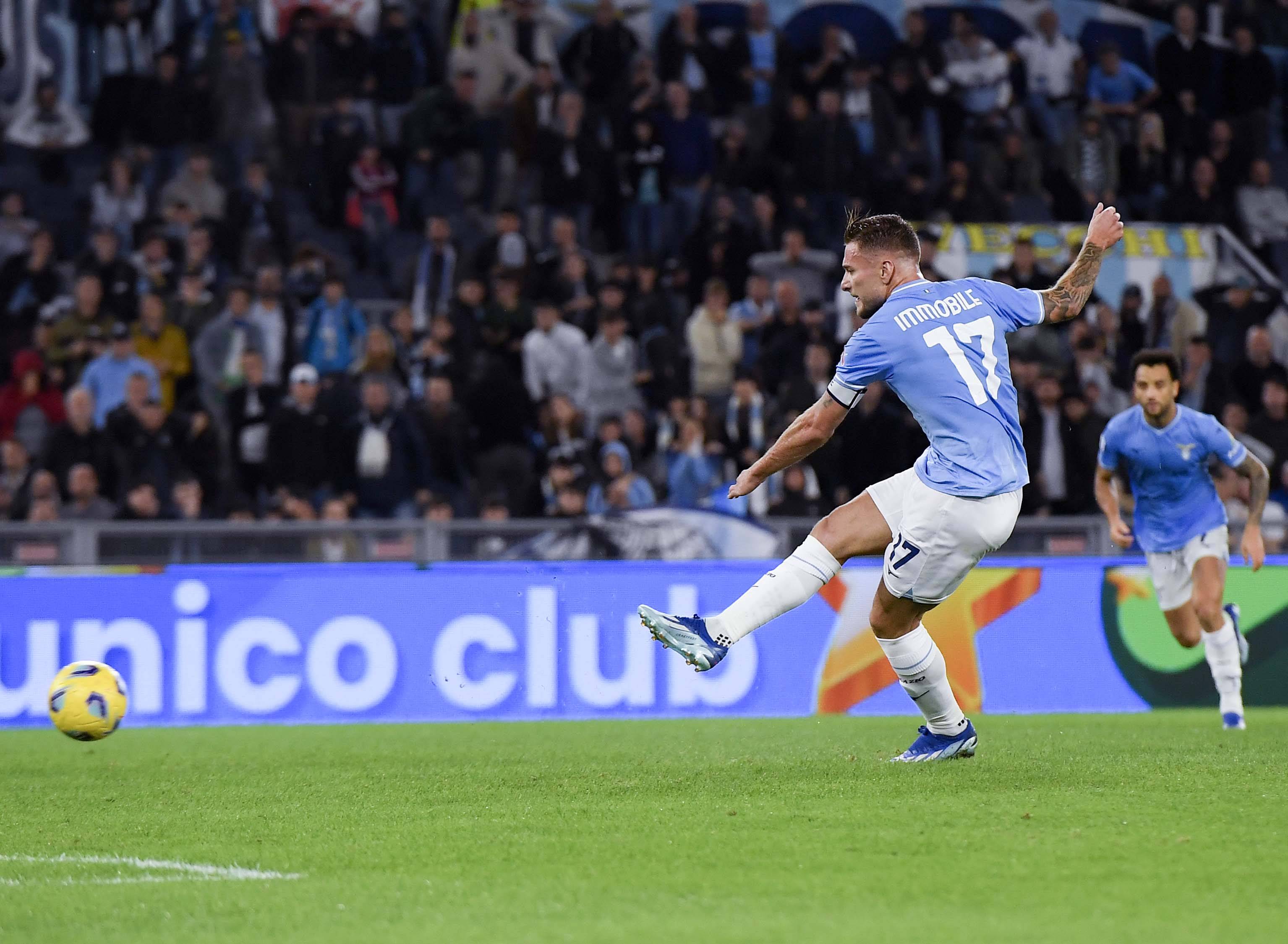 从手足无措到游刃有余，齐达内在公园学着踢毽子