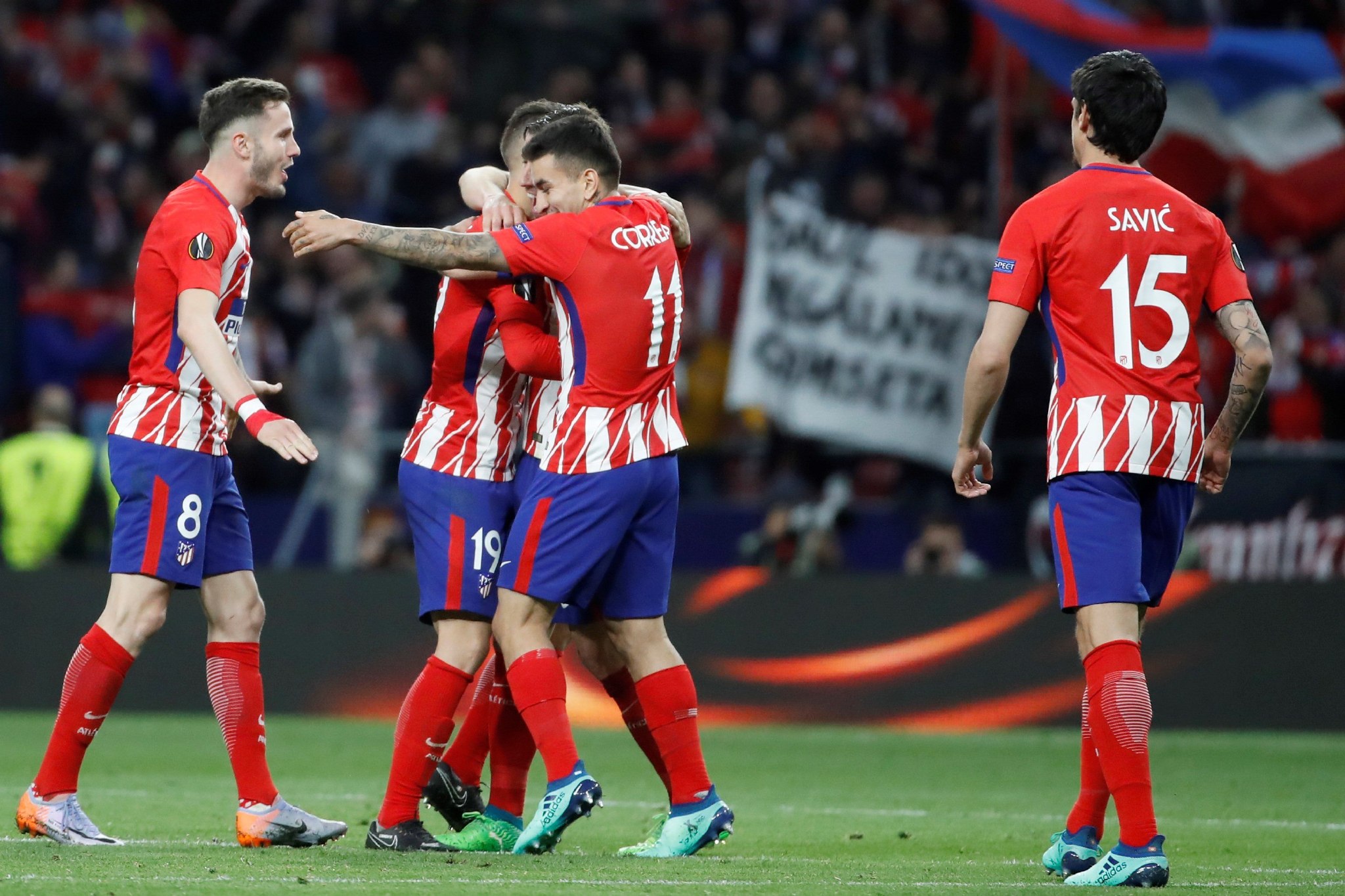 土超比赛双方在禁区里打架，裁判未吹停比赛导致主队打入空门