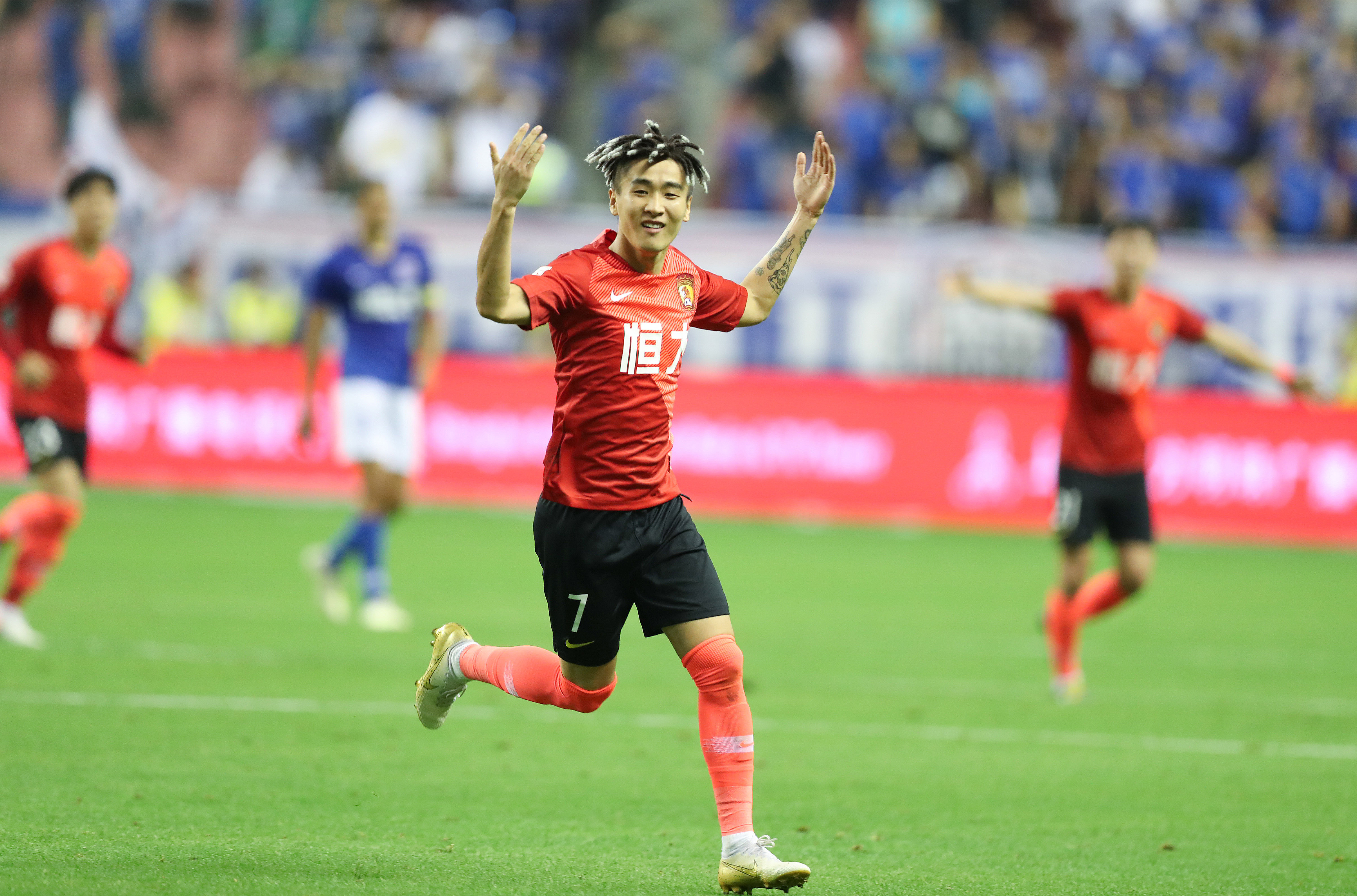 NBA杯半场：东契奇&里夫斯合砍37分，詹姆斯2分，独行侠62-60领先湖人