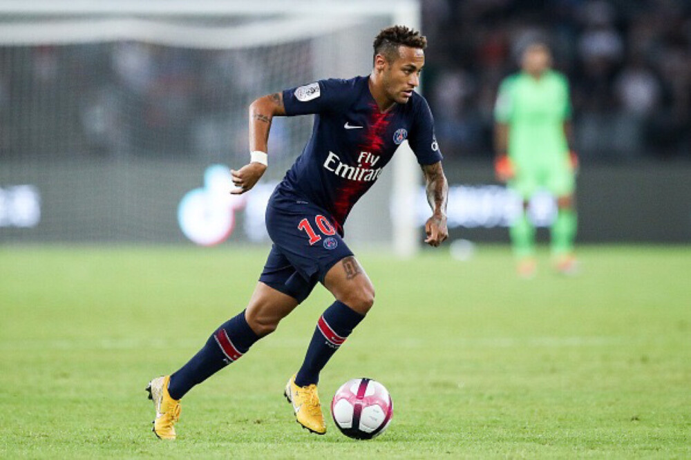 队友送大礼！QPR绝杀功臣疯狂庆祝，下一秒只剩底裤苦笑