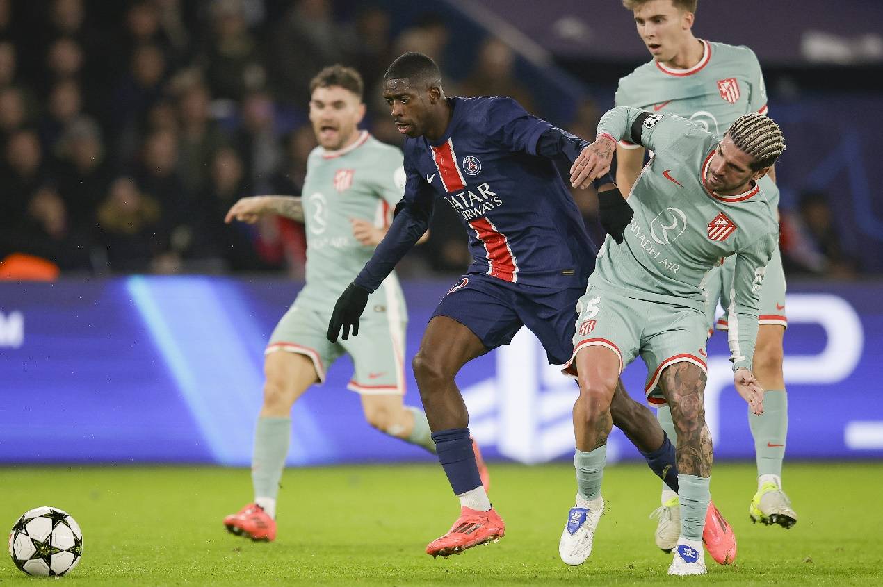 泰州举办“苏超泰州英雄大会”，市民夹道欢迎泰州队将士凯旋