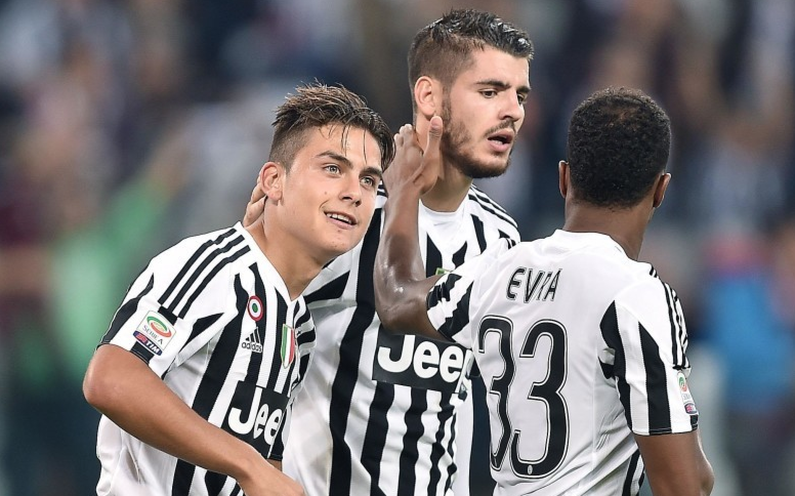 三连冠！上海海港加冕2025赛季中超冠军，摘下队史中超第四星